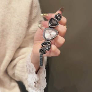 Reloj de pulsera de cuarzo con cristal verde y triángulo dorado para mujer - Product Image 1