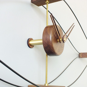 Reloj de pared nórdico moderno para el hogar, creativo diseño <span class=keywords><strong>español</strong></span> de latón, reloj de pared elegante silencioso con forma de ojo de madera maciza de nogal negro - Product Image 6