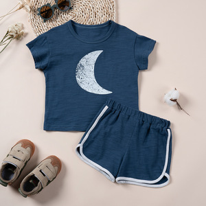 Trendy outfit voor babyjongens, maanprint, zachte katoenen stof, T-shirt met ronde hals en shorts met contrasterende bies, casual <span class=keywords><strong>set</strong></span> - Product Image 6