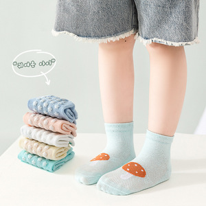 KBD Nouveau design Chaussettes antidérapantes pour bébés Chaussettes de sol pour enfants en coton doux pour bébés Chaussettes antidérapantes en vente - Product Image 2