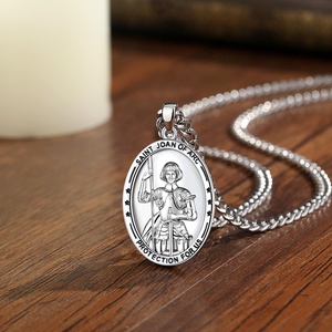 Collar al por mayor chapado en rodio de Santa Juana de Arco con borde de estrella de esmalte negro, colgante religioso de protección para hombres o mujeres - Product Image 4