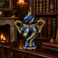 Soupière de luxe en porcelaine bleu cobalt européenne avec couvercle, filigrane doré et incrustations de cristal – Pièce maîtresse de décoration intérieure