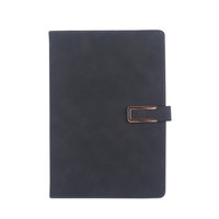 Carnet A5 bleu marine à couverture rigide avec texture en tissu et emplacement pour stylo, idéal pour le bureau professionnel et les réunions avec les clients