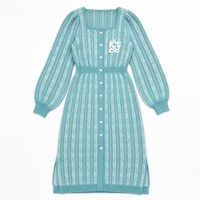 Robe pull midi tricotée sur mesure, col carré, rayures verticales jacquard, manches bouffantes, boutonnée sur le côté, fente à l'ourlet