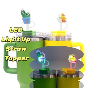 Vente en gros de capuchons de <span class=keywords><strong>paille</strong></span> en silicone personnalisés lumineux à LED, motif dessin animé, anti-poussière, pour gobelets Stanley et décoration de fête - Product Image 1
