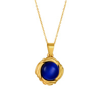 Collier pendentif en acier inoxydable pour femmes élégantes. Bijoux tendance et polyvalents en or 18 carats. Vente en gros disponible.