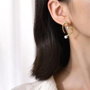 Boucles d'oreilles délicates plaquées or 18 carats avec perle, en acier inoxydable, avec zircon cubique en forme de cœur - Product Image 3