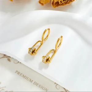 Pendientes de Aro con Zirconia en Forma de U, Chapados en Oro de 18k, de Acero Inoxidable, Antideslustre, Joyería de Moda Personalizada 2024 para Mujer - Product Image 2