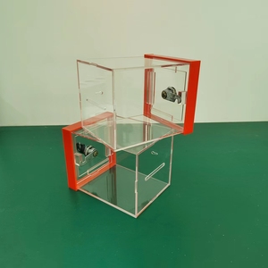Hucha de acrílico transparente ecológica personalizada para colgar en la pared con llave para reutilizar - Product Image 1