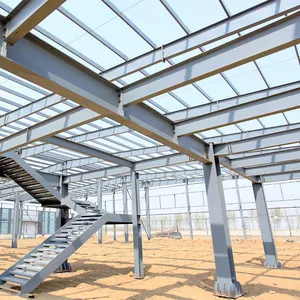 강철 구조물 창고 조립식으로 만들어진 건물 강철 헛간 표면 부유한 빛 고전적인 채널 ISO