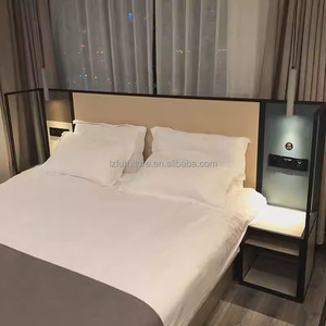 Ensembles de meubles de chambre d'hôtel économiques : cadre de lit moderne en bois avec tête de lit, chaise de bureau et tables de chevet pour hôtels 3 étoiles - Product Image 3