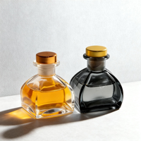 Flacon diffuseur d'huiles essentielles en verre de 50 ml en forme de G, avec pompe à lotion, estampage à chaud, emballage en verre transparent pour diffuseur de voiture, vente en gros