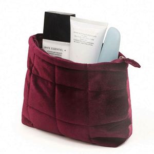 Sac de toilette personnalisé en velours suédé matelassé et rembourré pour femme, idéal pour le maquillage et les voyages - Product Image 4