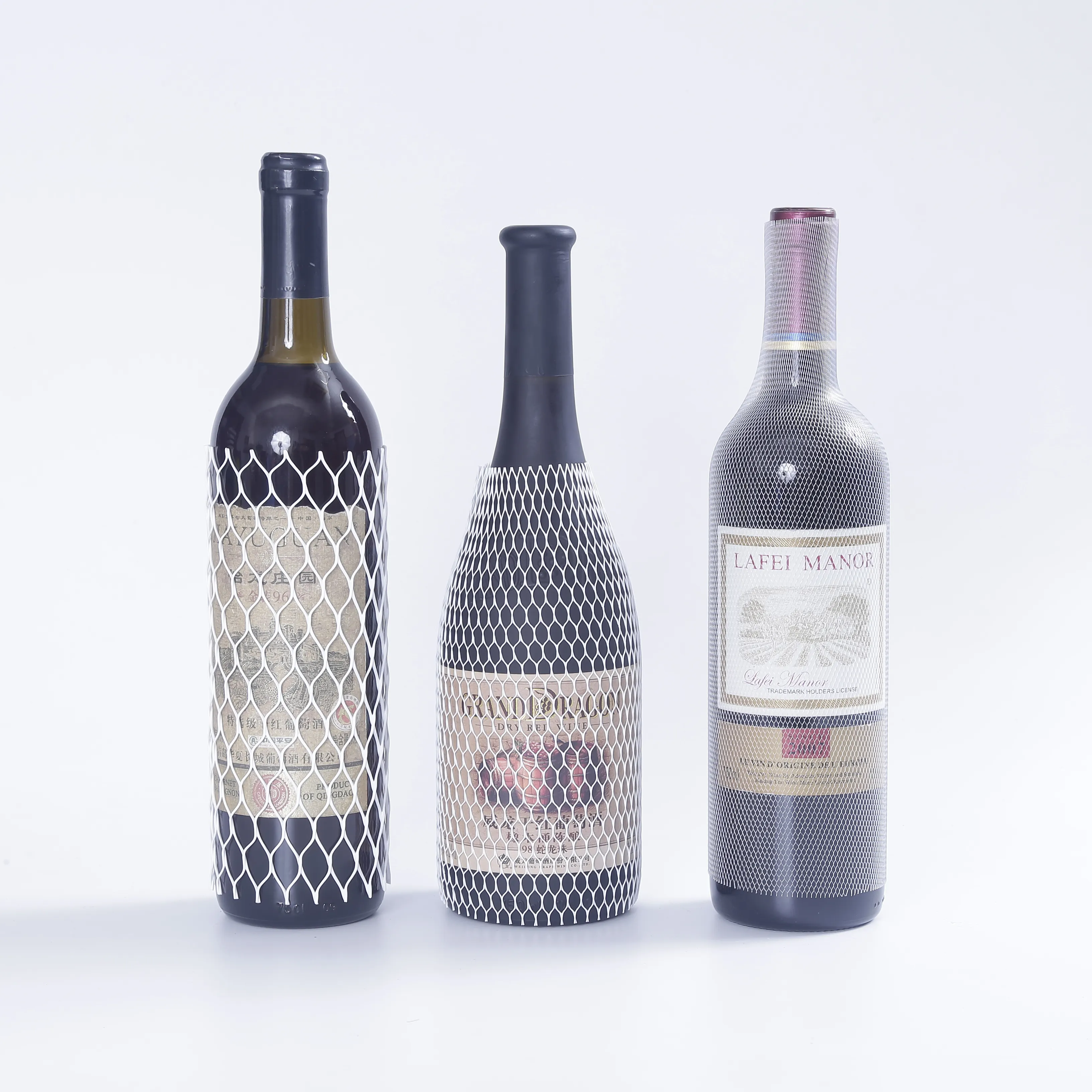 A fábrica produz mangas de rede plástica, tampas para garrafa de vinho tinto e redes de proteção para garrafas de vinho