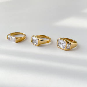 YF2640 Zierlicher Goldring-Design Schmuck Hypoallergener Edelstahl 18K Vergoldet mit Klaren Zirkonia-Ringen - Product Image 1