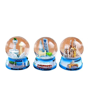 Globo de Nieve Personalizado Moderno, Bola de Agua de Resina Artesanal, Decoración Navideña, Regalo de Navidad y Cumpleaños, Mini Globo de Nieve de Cristal con Castillo 3D - Product Image 5