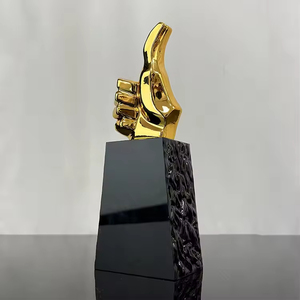 Trophée personnalisé en résine dorée avec base noire, motif pouce levé, pour récompense ou souvenir - Product Image 3