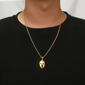 Collana senza paura casco spartano guerriero-ciondolo in acciaio inossidabile placcato oro 18K per gli uomini | Gioielli audaci e robusti - Product Image 6