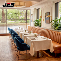 Ensemble de table et de chaises de restaurant J2S, mobilier commercial, sièges en cuir, tables rectangulaires, projets d'intérieur modernes
