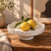 Plateau en céramique crème sur piédestal avec décor floral en relief, plateau de présentation décoratif pour la décoration moderne de la maison