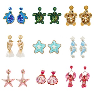Pendientes <span class=keywords><strong>de</strong></span> Moda con Diseño Geométrico <span class=keywords><strong>de</strong></span> Estrella <span class=keywords><strong>de</strong></span> Mar y Delfín, Coloridos, con Cuentas y Detalles <span class=keywords><strong>de</strong></span> Diamantes, <span class=keywords><strong>de</strong></span> Aleación, para Mujer, Estilo Océano, Concha Marina - Product Image 1