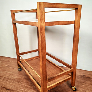 Chariot à boissons de luxe de style mid-century moderne pour hôtel, cadre en bois massif, plateau en marbre blanc, garde-corps en laiton poli, 4 roues, deux niveaux de service - Product Image 4