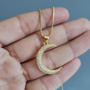 Collana NZ1179 con Ciondolo Luna Placcato Oro, Pendente a Mezzaluna con Micro Pavé di Zirconi per Donne - Product Image 4