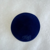 Kipá/Yarmulke de terciopelo azul marino personalizada de fábrica con monograma bordado e interior impreso para Bar Mitzvah