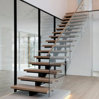 Escalier en acier avec structure à barres, adaptable à différents types de garde-corps