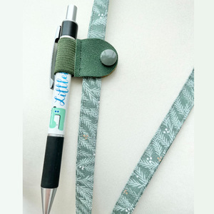 Clip para bolígrafo con banda elástica y cierre a presión, soporte para bolígrafo para práctica de golf, estuche para bolígrafo de cuello para enfermeras, disponible en varios colores. - Product Image 3