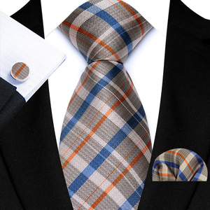 طقم ربطة عنق رجالية مخصصة بنقشة مربعات زرقاء مع منديل جيب وأزرار أكمام لبدلة الزفاف - Product Image 4