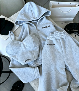 Completo Set Tuta da <span class=keywords><strong>Donna</strong></span> di Lusso Firmata Personalizzata 2026 Nuovi Arrivi: Felpa con Cappuccio, Top a Fascia e Pantaloni Sportivi (3 Pezzi) - Product Image 1
