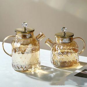 Carafe à eau moderne en verre transparent de 48 oz avec couvercle-filtre, idéale pour le thé glacé, la limonade et les jus lors de vos réceptions - Product Image 3
