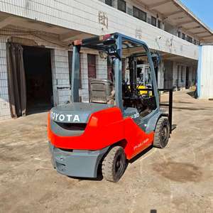 Chariot élévateur diesel Toyota 8F d'occasion en bon état, mât à deux étages, pneus pleins, 4300 kg, 0-2000 heures - Product Image 6