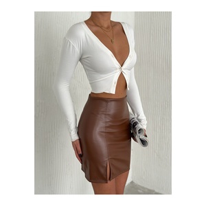 Mini-jupe en cuir marron avec fente latérale, taille haute, mode féminine - Product Image 3