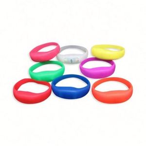 Bracelets LED personnalisés avec logo, 15 couleurs LED et portée de 400 m pour concerts, mariages et fêtes - Bracelet lumineux à télécommande - Product Image 6