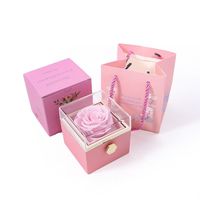 Emballage de bijoux avec rose éternelle, rose d'octobre, rose rosa singola préservée, boîte à fleurs, boîte à collier rose