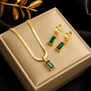 Nouvel ensemble de bijoux pour femmes en acier inoxydable plaqué or 18 carats, étanche, avec pendentif carré vert en zircon et boucles d'oreilles, collier de luxe - Product Image 1
