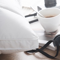 Oreiller en duvet blanc naturel de haute qualité, très populaire, nouveau design, doux pour la peau, idéal pour les hôtels de luxe et les foyers.
