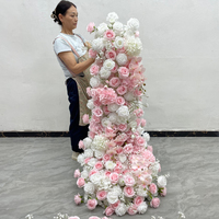 Camino de flores rosa y blanco con orquídeas Phalaenopsis y hortensias para la entrada de la ceremonia de boda, arreglo floral.