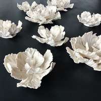 Décoration murale artisanale pour salon sculptée à la main en 3D sculpture d'art tulipe céramique fleur en porcelaine