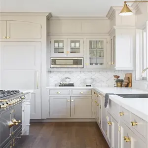 Desain kabinet dapur Modern kustom panel pintu pernis putih murni dengan pegangan emas yang dipoles cerah