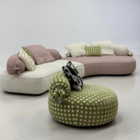 Canapé en tissu bicolore à pétales incurvés, style bonbon français, avec assise profonde, personnalisable pour hôtels, directement de l'usine