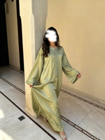 Abaya en satin de qualité supérieure personnalisée avec bordure brodée et boutons Aakad, vêtements musulmans élégants, vêtements islamiques, abaya brodée pour l'Aïd Ramadan