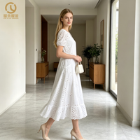 Gaun Wanita Polos V-Neck Lengan Pendek Panjang Lantai Model Longgar dengan Ruffle di Bagian Bawah dan Bordir Lubang-Lubang di Samping, OEM/ODM Custom Putih