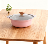 Une marmite en aluminium antiadhésive dans un style mignon avec une conception d'oreille intégrée, adaptée à une cuisinière à induction