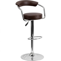 Tabouret de bar chromé élégant avec dossier incurvé, siège circulaire, accoudoirs, cadre réglable en hauteur pneumatiquement et base rotative pour salon et hôtel