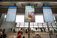 Panneau d'affichage et de signalisation numérique mural Écran tactile pour aéroport Porte d'embarquement Affichage intelligent LCD Panneau d'information pour l'enregistrement des aéroports