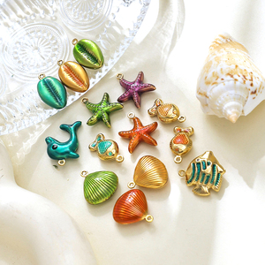 Surtido de Dijes Esmaltados con Motivos Marinos |   Colgantes de Acero Inoxidable Chapados en Oro PVD de 18K |   Conchas de Delfín y Estrella de Mar para la Creación de Joyería DIY - Product Image 1