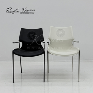 Silla de Comedor Personalizable Keynes de Cuero Sintético Blanco con Estructura de Acero Inoxidable, Venta al Por Mayor para Uso Comercial - Product Image 1